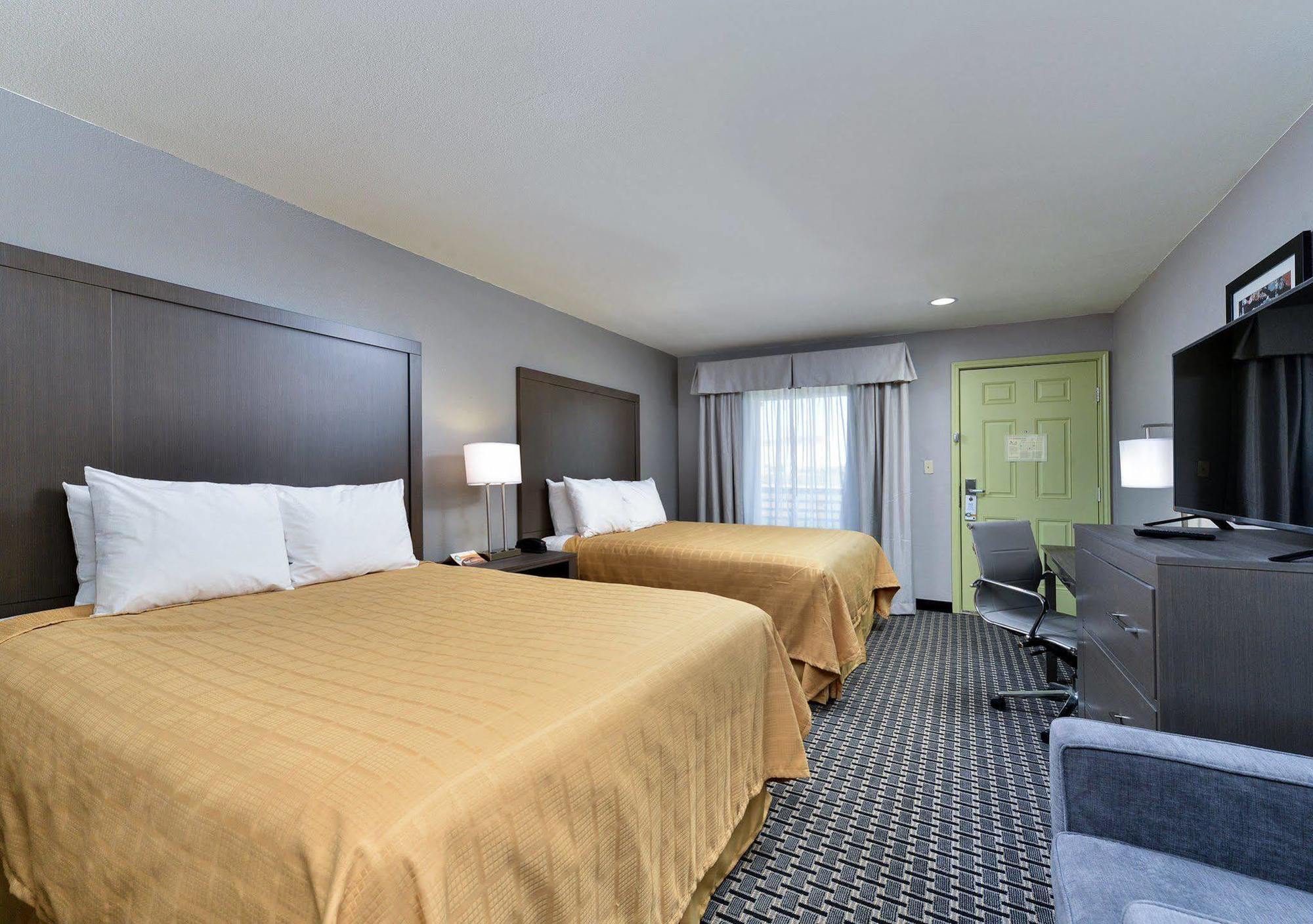 The Black Swan Lee - Lenox, Ascend Hotel Collection Bagian luar foto